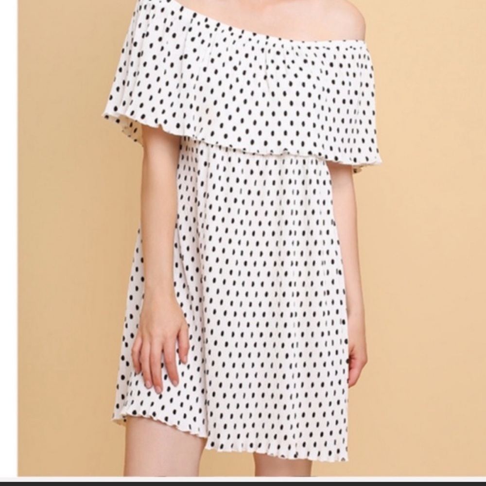 5/$25 UMGEE white and black polka dot dress